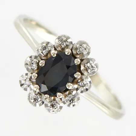Ring med safir och diamanter 10st ca 0,10ctv, stl 17¼, bredd 11mm, vitguld, i behov av rodiering, 18K  Vikt: 2,3 g