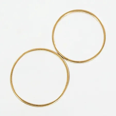 Två ringar, stl 19½ - 21¼, bredd 3,5mm, gul/vitguld, gravyr, 18K Vikt: 6,2 g