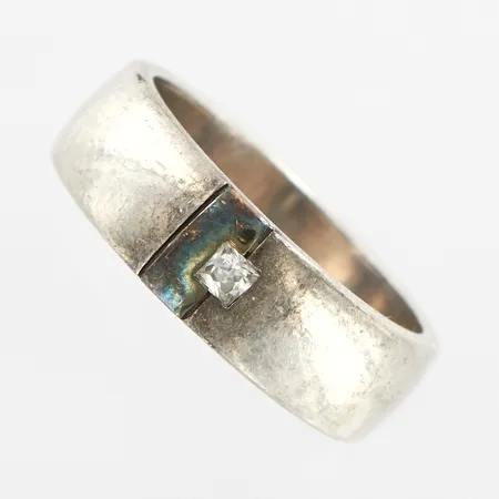 Ring med sten, stl 19, bredd ca 6,5mm, 925/1000 Silver Vikt: 7,4 g