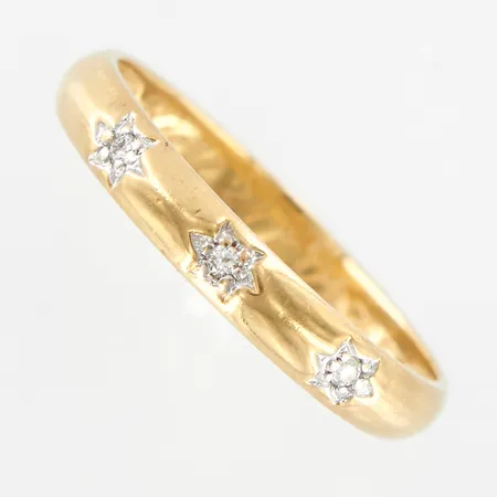 Ring med diamanter 3st ca 0,03ctv, stl 16¾, bredd 2,8mm, gul/vitguld, gravyr, 18K Vikt: 1,7 g