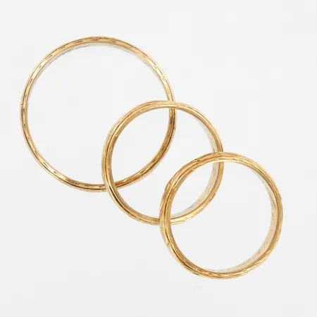 Tre ringar, stl 17¼ - 22¼, bredd 3,5-4mm, gravyr, 18K Vikt: 10,6 g