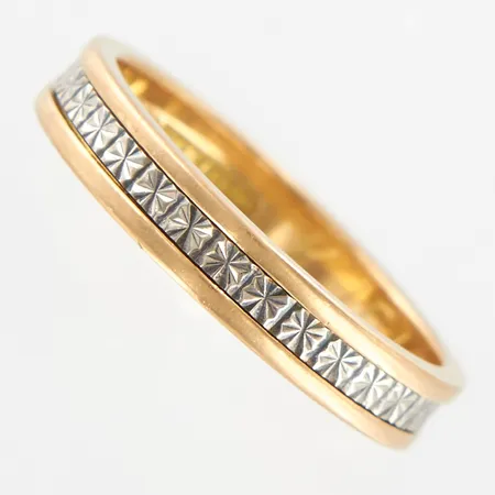 Ring, stl 16¼, bredd 3,3mm, gul/vitguld, gravyr, 18K Vikt: 3,1 g