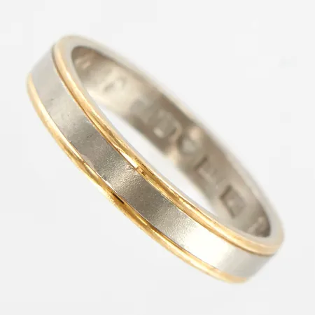 Ring, stl 17½, bredd 3,3mm, gul/vitguld, gravyr, 18K Vikt: 3,9 g