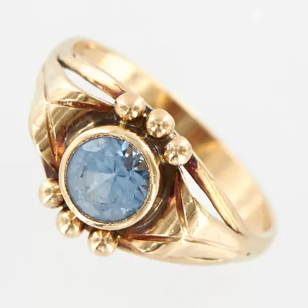 Ring med blå sten, stl 17¼, bredd 9,5mm, något skev skena, 14K Vikt: 2,4 g