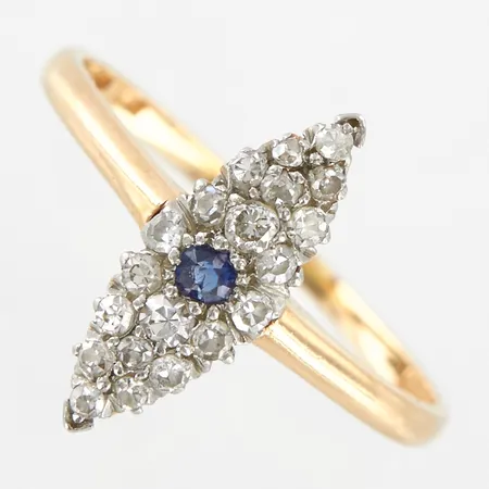 Ring med diamanter 20st 0,29ctv enligt gravyr och blå sten, stl 18¼, bredd 16mm, Guldvaruaktiebolaget G. Dahlgren & Co, Malmö 1920, 18K Vikt: 2,3 g