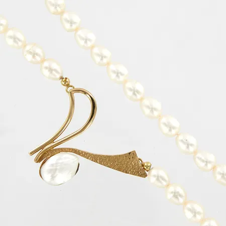 Pärlcollier med odlade sötvattenspärlor med två lås i 18K av Elon Arenhill, ett lås med pärla ca 42x35mm, ett lås i form av evighetstecken ca 33mm, collierlängd ca 39cm, originalkvitto från 1998 medföljer, bruttovikt lås: 9,7 gram  Vikt: 9,7 g