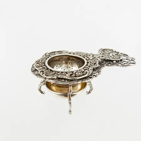 Två tesilar med ett ställ, Höjd ca 40mm, tesilarnas längd: 9,5 samt 11cm, importstämplar, silver 830/1000  Vikt: 96,8 g