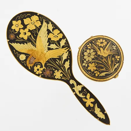 Handspegel ca 12cm och Pillerburk Ø32mm, båda med dekor av fåglar och blommor, gulmetall 