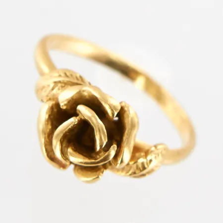 Ring, stl 15¼, bredd ca 7mm, skev, 18K Vikt: 3 g