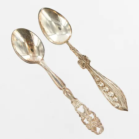 2 moccaskedar, olika modeller, ca 10cm, 830/1000 Silver Vikt: 17 g