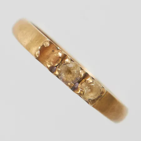 Ring, Ø17, bredd: 2,7-3,1mm, vita stenar varav en saknas, otydlig personlig gravyr, svenska stämplar, 18K Vikt: 3,4 g