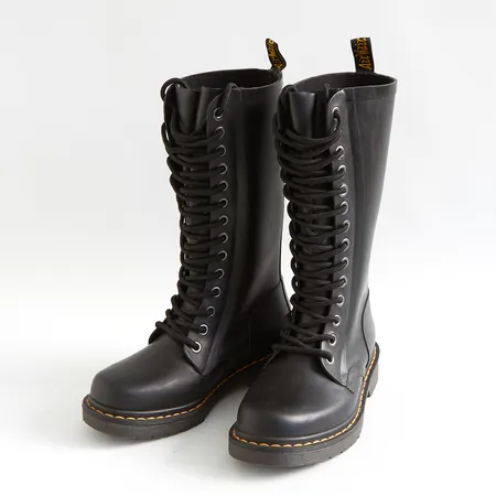 Skor, Dr. Martens, skafthöjd ca 31cm, galon, stl 37, använda fåtal gånger