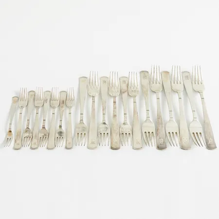 Sex gafflar 19,5cm, sex gafflar 17,5cm, sju gafflar 13,5cm, en gaffel12cm, modell Rosenholm, silver Vikt: 667,9 g