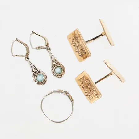 1 par manschettknappar, 1 ring, 1 part örhängen, samtliga med gravyr/skevheter, 830/1000 silver Vikt: 13,9 g