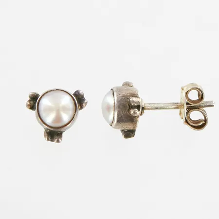 Ett par örhängen med pärlor, ca 8mm, 925/1000 Silver Vikt: 1,7 g