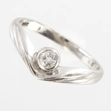 Ring med sten, stl 16¾, bredd ca 6mm, 18K Vikt: 1,8 g