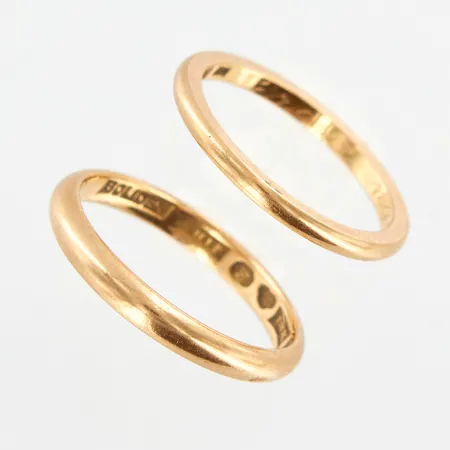 Två ringar, stl 19¼ & 18, bredd ca 3mm, gravyr, 18K Vikt: 6,7 g