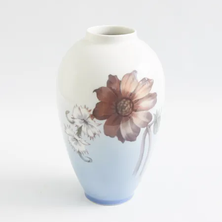 Vas med blommotiv, Royal copenhagen, nr: 2660/1099, Höjd: 26cm,  Skickas med paket.