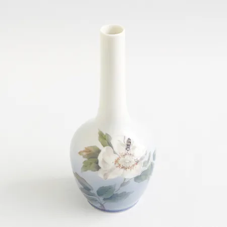 Vas Royal Copenhagen, underglasyrmålad dekor av blommor och bi, nr: 1659/43B, höjd: 19cm Skickas med paket.