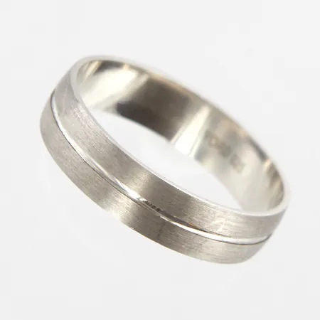 Ring, stl 20¼, matterad yta, bredd ca 5mm, YORO, 925/1000 Silver  Vikt: 3,4 g