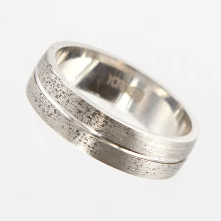 Ring, stl 17, bredd ca 5mm, matterad yta, YORO, något anlupen, 925/1000 Silver Vikt: 3,7 g