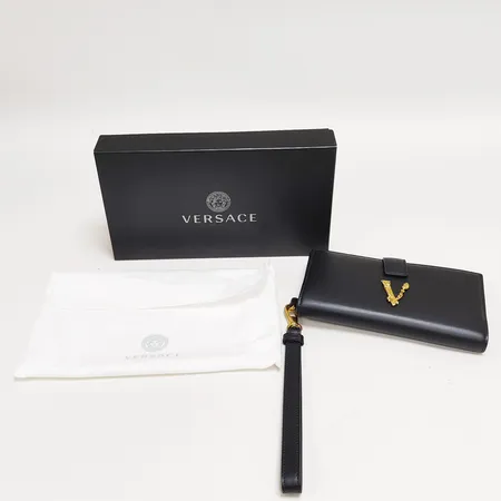 Plånbok Versace Virtus, detaljer i gulmetall, imitations läder, mått 17 x 9,5 x 2,5cm, dustbag, original kartong. 