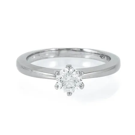 Ring i 18K vitt guld med en briljantslipad diamant 0,50ct (W-P, livlig lyster) i sexklofattning. Den är 1,9 - 6,2 mm bred, är i storlek 16¼+ och väger 4,1g. Stämplad GHA (Guldfynd) & 750. Ingraverad stenstorlek och kvalitet. Fint skick.