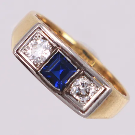 Ring med carréslipad safir samt gammelslipade diamanter 2xca0,23ct, stl 18¾, bredd: 3,3-6,9mm, små nagg på safir samt diamanter, 18K Vikt: 6,6 g