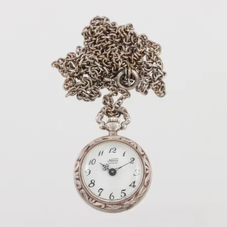 Mormorsur Novus , Diameter 23mm, kedja ca 77cm, vitmetall Vikt: 0 g