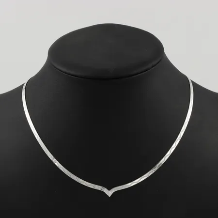 Collier platt v-format, längd ca 43cm, bredd 3,1mm, silver Vikt: 6 g