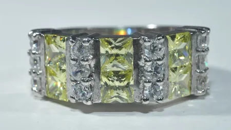  Ring med stenar,Ø 16,75 mm, bredd5-8 mm, silver 925/1000 Vikt: 6,2 g