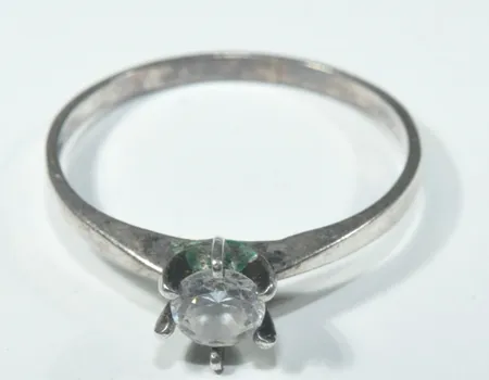 Ring solitär, Ø 18 mm, silver 925/1000 Vikt: 1,2 g