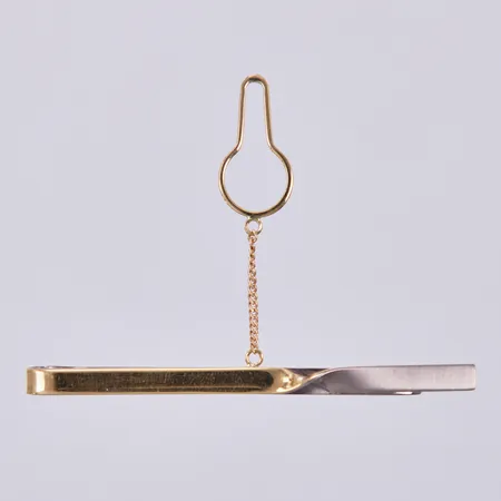 Slipsnål vitguld/gult guld, längd: ca 6cm, bredd: ca 3mm, Heribert Engelbert AB år 1990, 18K Vikt: 5 g