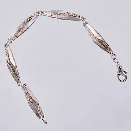 Armband längd ca 17cm, bredd ca 6mm, stämplad VJ, årsstämpel saknas, silver Vikt: 6,8 g