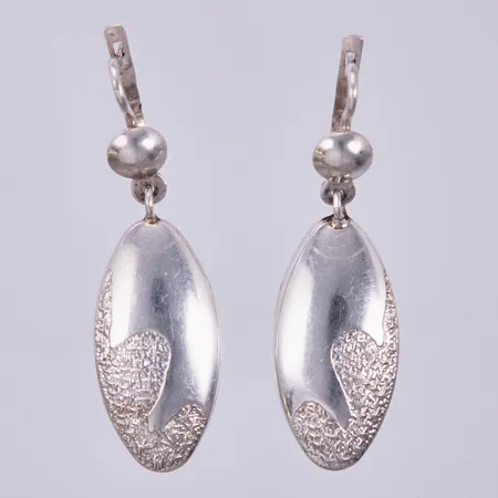 Ett par örhängen, längd: ca 5cm, bredd: ca 15mm, 925/1000, silver Vikt: 9,3 g