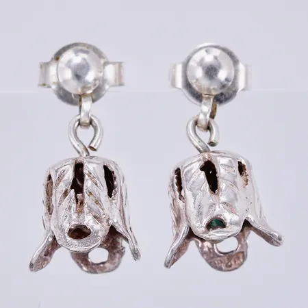 Ett par örhängen längd ca 15mm, bredd ca 2-10mm, silver Vikt: 2,5 g