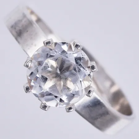Rung med vit sten, justerbar, stl: 18, bredd: ca 3mm, Ø8mm, BEH Bengt Hallberg Guldsmeds AB , silver, 925/1000 Vikt: 2,4 g