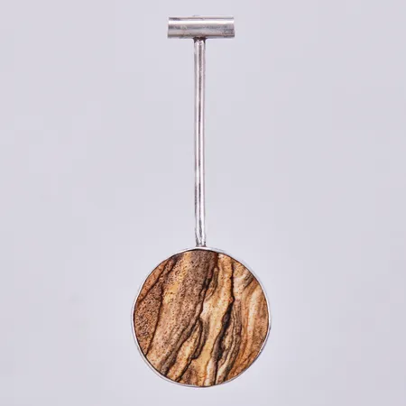 Hänge med sten, längd ca 8cm, bredd ca 3-32mm, stämplad Mago 925/1000 silver Vikt: 16,2 g