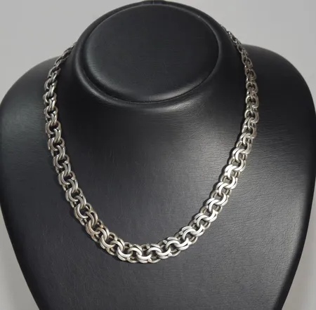 Halskedja , längd 45,5 cm, bredd 2,70-4,09 mm , silver   Vikt: 55,2 g