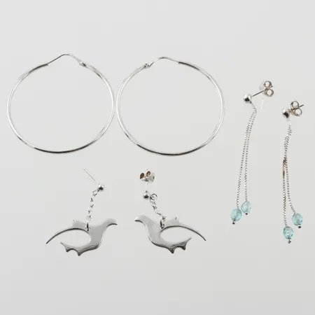 Örhängen 3st par, Ø ca 4mm, höjd ca 3-5mm, ett lås saknas och en pinne lite kortare, silver Vikt: 9,8 g