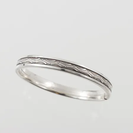 Armring mönstrad, lite glapp i låset, oval ca 6x5,5cm, silver Vikt: 18 g