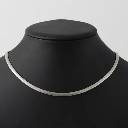 Collier matterat, längd 41cm, bredd 3,9mm, silver 835/1000 Vikt: 17 g