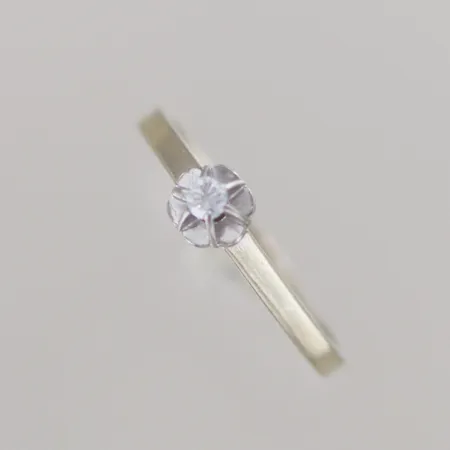 Ring med diamant 0,04ct, Ø 16 mm, vitguld 18k, behöver roderas Vikt: 1,7 g