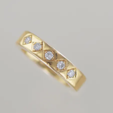  Alliansring från Schalins med 5 st briljantslipade diamanter på totalt 0,26 ct,  Top Wesselton, VVS, god slipning. Ø 17 mm Bredd 5 cm, 18k, certifikat finns Vikt: 12 g