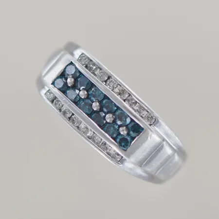 Ring med 12 blå diamanter ca 0,60 ct, samt 16 vita diamanter ca 0,32 ct, totalt 0,92 ct. Ø 20 mm, Bredd 3-9 mm,  silver 925/1000. Certifikat medföljer utfärdat av en av Sveriges mest kända gemmologer.    Vikt: 11,8 g