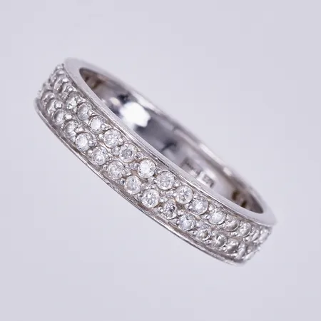Ring med vita stenar, stl: 18¾, bredd: ca 4mm, GHA, 925/1000, silver Vikt: 3,3 g