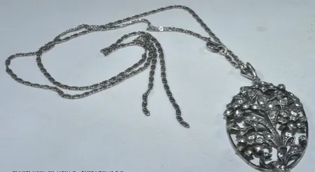 Halskedja  med  hänge med  stenar silver ,silver 830/1000 Vikt: 17,4 g