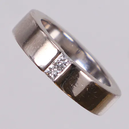 Ring med prinsesslipade diamanter 2xca0,07ct ca TW(G)/VS, stl 15½, bredd: 4,7mm, Engelbert, år: 2003, vitguld, 18K  Vikt: 9,8 g