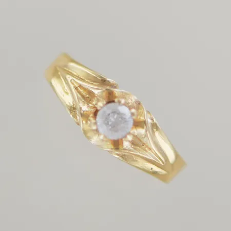 Ring med sten, Ø 18 mm, bredd 2-7mm, 18k lite ojämn skena på ena sidan märks knappt Vikt: 3,3 g