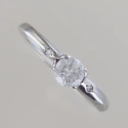 Ring med stenar, Ø17,5 mm, B 2-5 mm vitguld 18k Vikt: 2,1 g